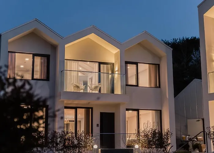 Albescent Poolvilla